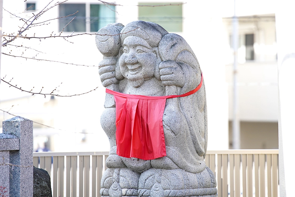 御影石で日本一大きいとされている恵比寿様の石像、となりにはだいこくさまもいらっしゃいました